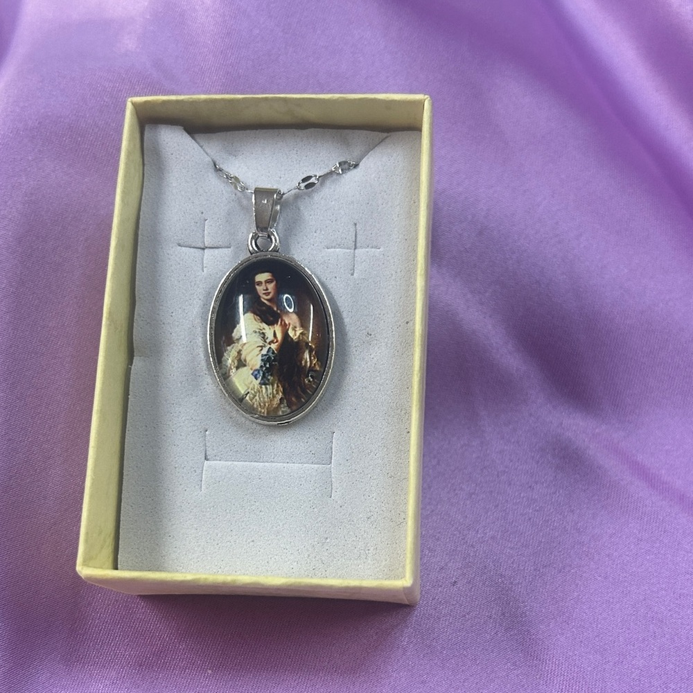 Classic Portrait Oval Pendant Necklace in Silver